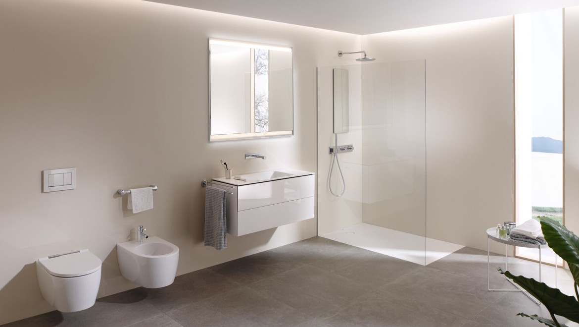 Una mirada al interior de un baño grande con inodoro bidé Geberit AquaClean Mera y muebles de calidad (© Geberit)