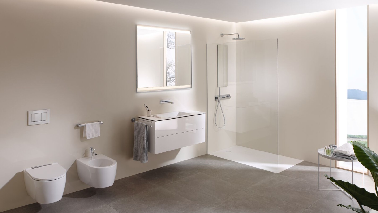 Una mirada al interior de un baño grande con inodoro bidé Geberit AquaClean Mera y muebles de calidad (© Geberit)