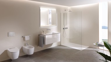 Una mirada al interior de un baño grande con inodoro bidé Geberit AquaClean Mera (© Geberit)