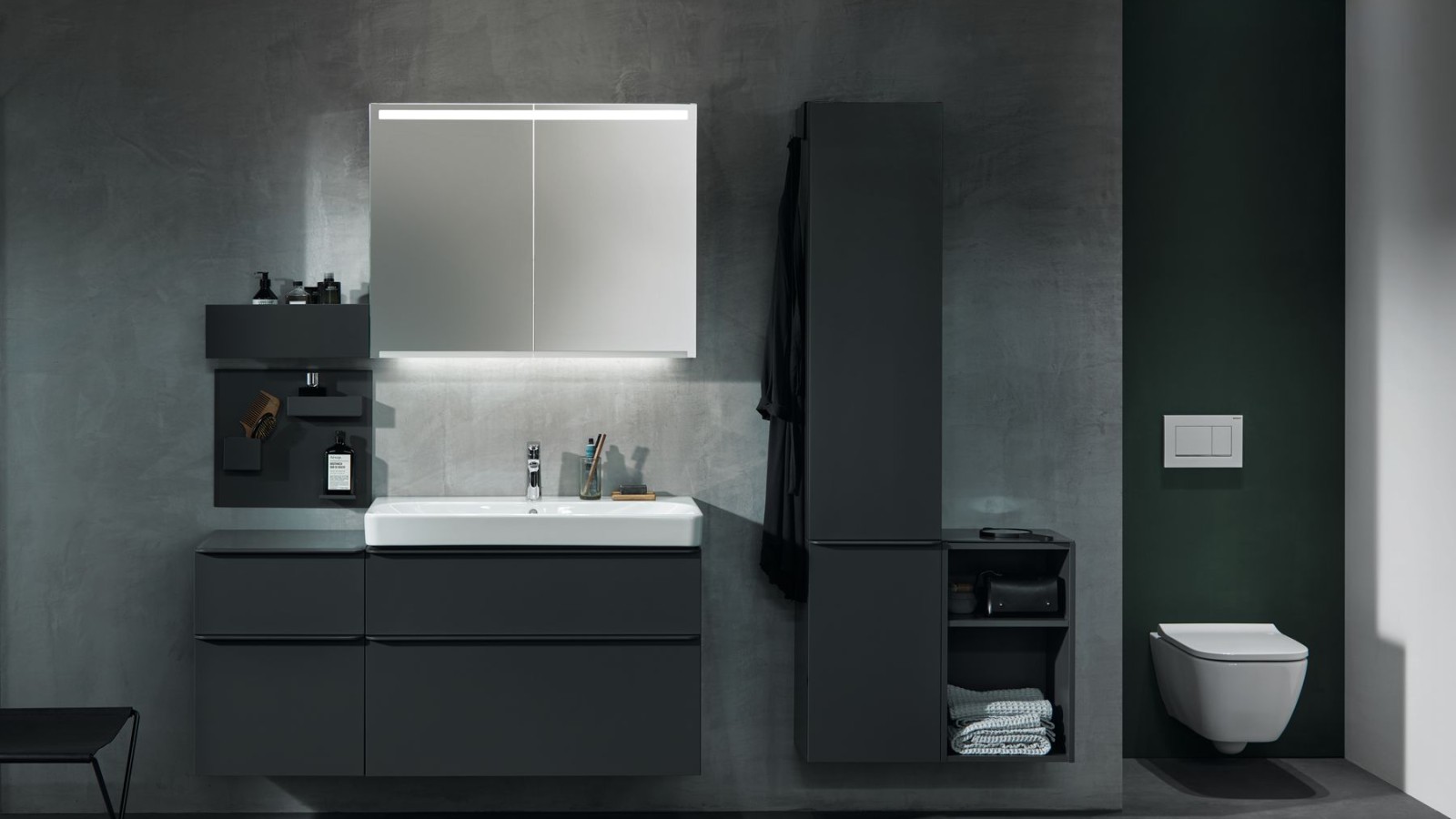 Un inodoro Geberit Smyle Square suspendido colocado en un hueco Un inodoro Geberit Smyle Square suspendido colocado en un hueco