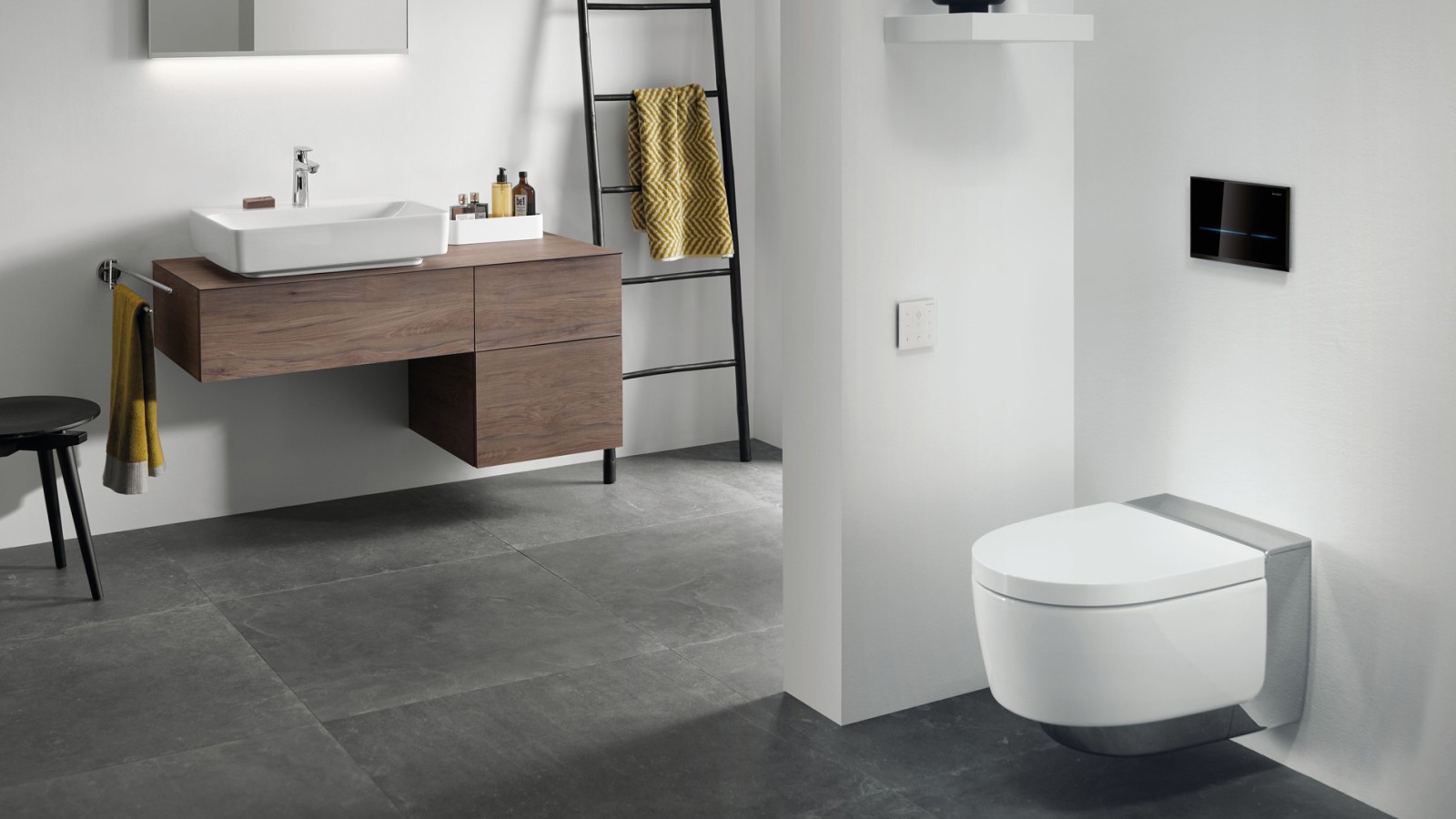 Descarga de inodoro sin contacto con el pulsador Geberit Sigma80 en combinación con el inodoro bidé Geberit AquaClean Mera Descarga de inodoro sin contacto con el pulsador Geberit Sigma80 en combinación con el inodoro bidé Geberit AquaClean Mera