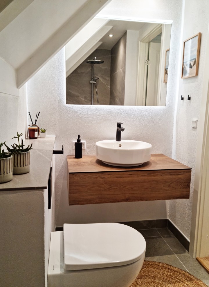 Baño pequeño con techo inclinado (© @triner2 y @strandparken3) Baño pequeño con techo inclinado (© @triner2 y @strandparken3)