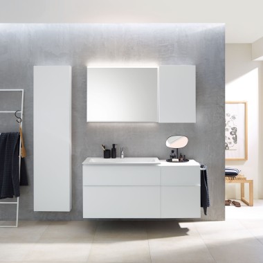 Combinación de lavabo Geberit iCon con muebles blancos (© Geberit)
