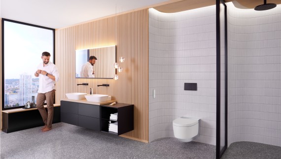 Hombre en baño Geberit ONE con Geberit AquaClean Mera y espejo Geberit Option Plus Hombre en baño Geberit ONE con Geberit AquaClean Mera y espejo Geberit Option Plus