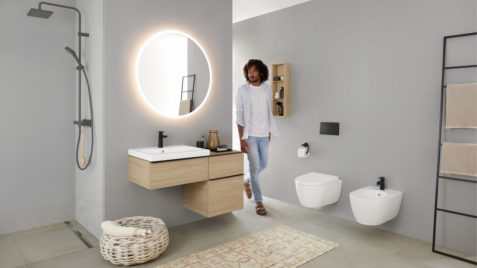 Un baño con ducha a ras de suelo Un baño con ducha a ras de suelo