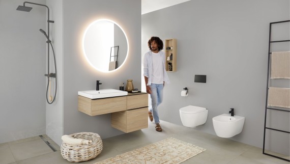 Un baño con ducha a ras de suelo Un baño con ducha a ras de suelo