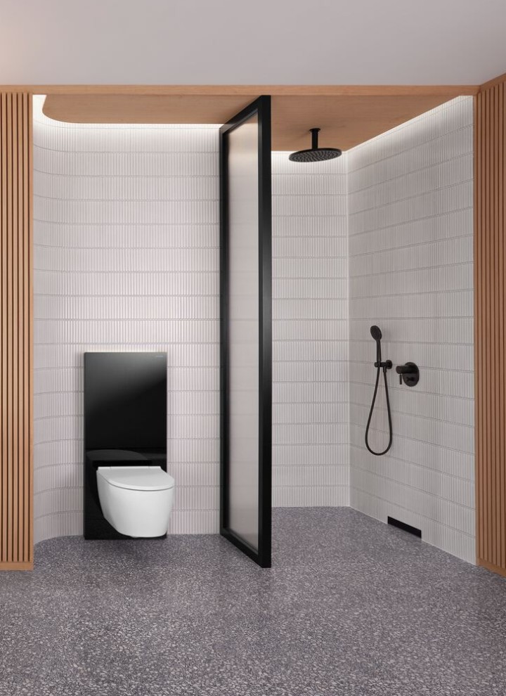 Un cuarto de baño con pared de madera y zona de ducha y WC en blanco y negro