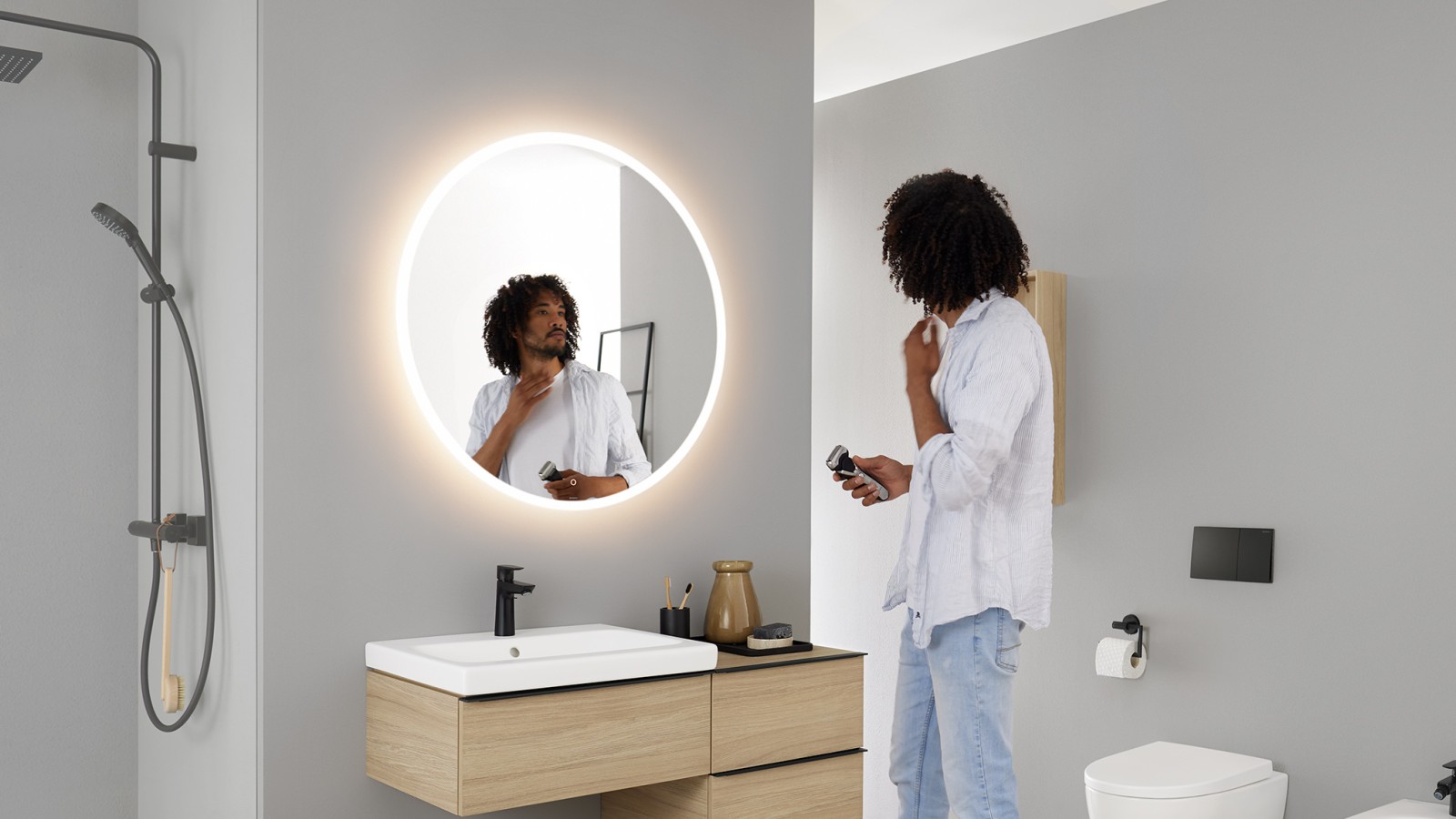Espejo Geberit Option Round con muebles del baño y sanitarios de la serie de baño Geberit iCon
