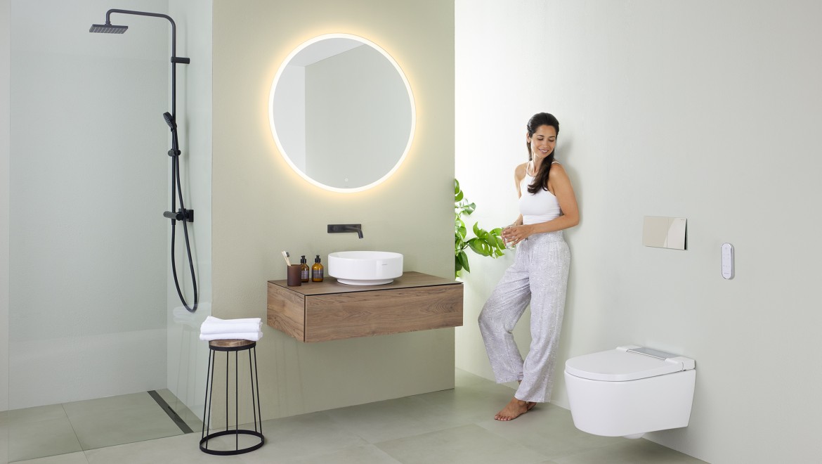 Mujer en un baño minimalista Mujer en un baño minimalista