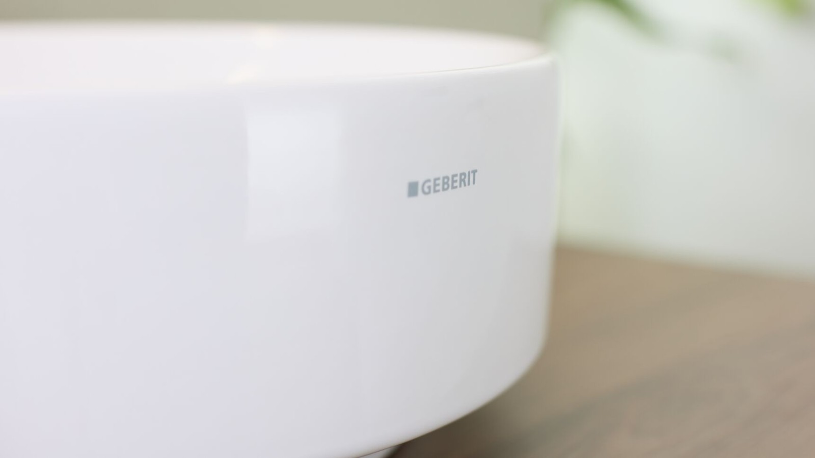 Porcelana sanitaria Geberit con logotipo Porcelana sanitaria Geberit con logotipo