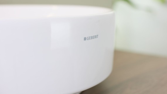 Porcelana sanitaria Geberit con logotipo Porcelana sanitaria Geberit con logotipo
