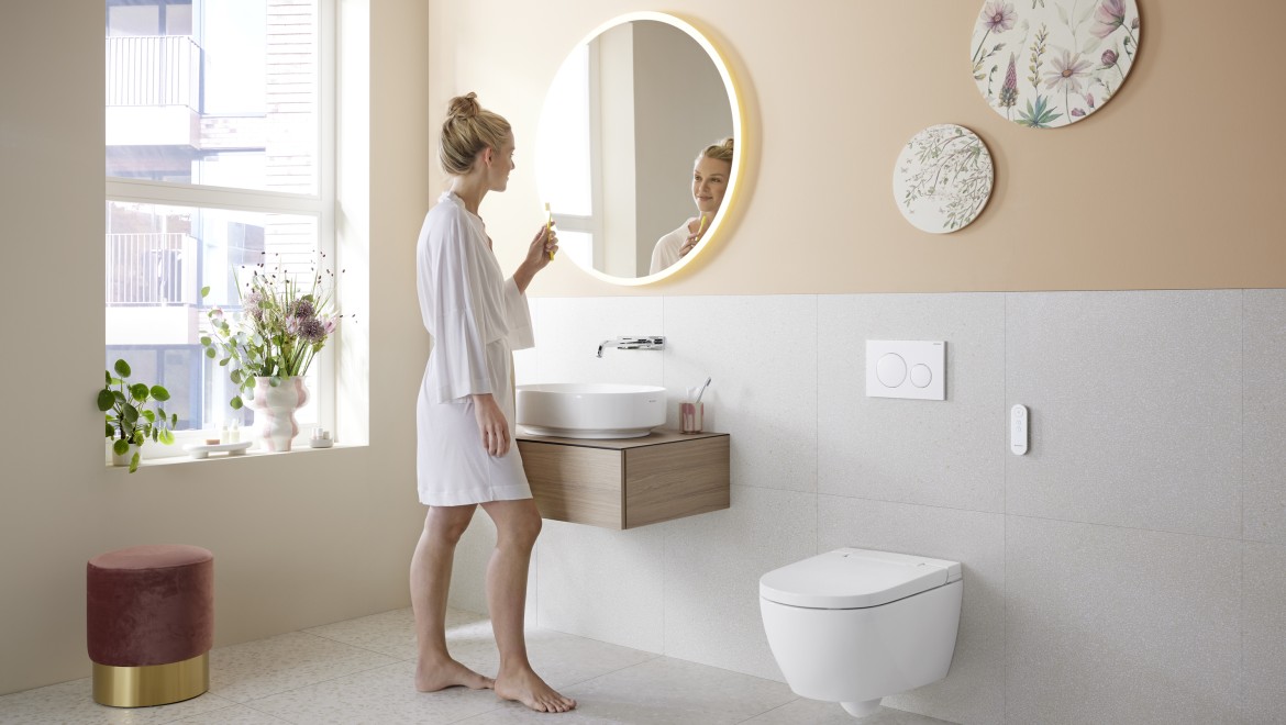 Baño en el moderno color Peach Fuzz con inodoro bidé Geberit AquaClean Alba Baño en el moderno color Peach Fuzz con inodoro bidé Geberit AquaClean Alba