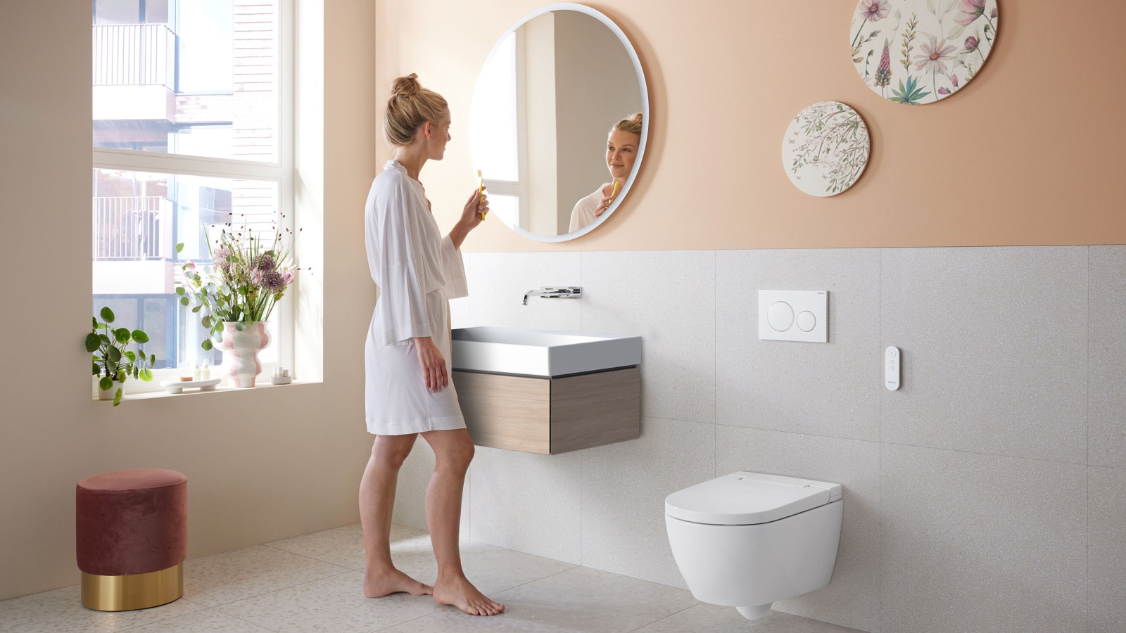 Mujer en baño con Geberit AquaClean Alba: un inodoro bidé económico