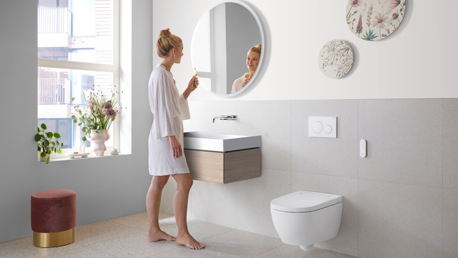Mujer en baño con Geberit AquaClean Alba: un inodoro bidé económico