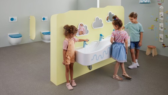 Niños jugando en un baño con Geberit Bambini Niños jugando en un baño con Geberit Bambini