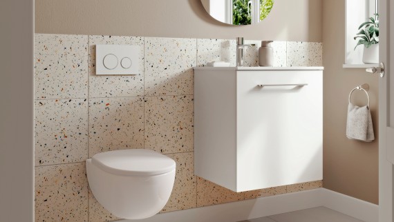 Baño pequeño Geberit Selnova con inodoro y lavabo con mueble bajo suspendidos Baño pequeño Geberit Selnova con inodoro y lavabo con mueble bajo suspendidos