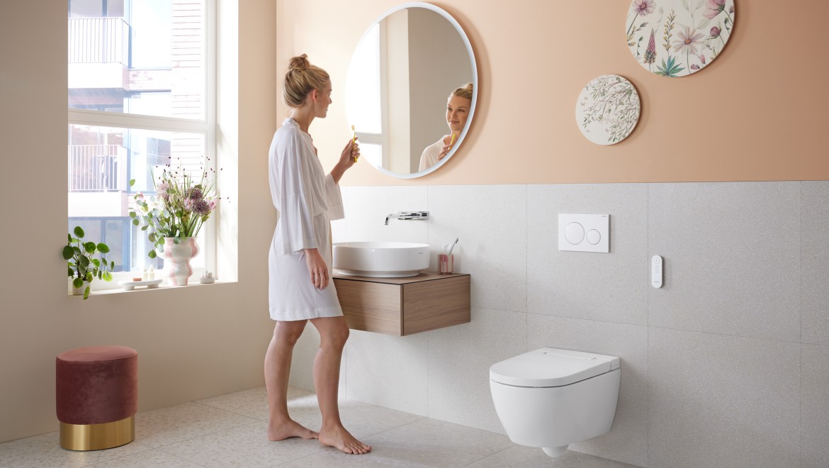 Baño en el moderno Peach Fuzz con inodoro bidé Geberit AquaClean Alba Baño en el moderno Peach Fuzz con inodoro bidé Geberit AquaClean Alba