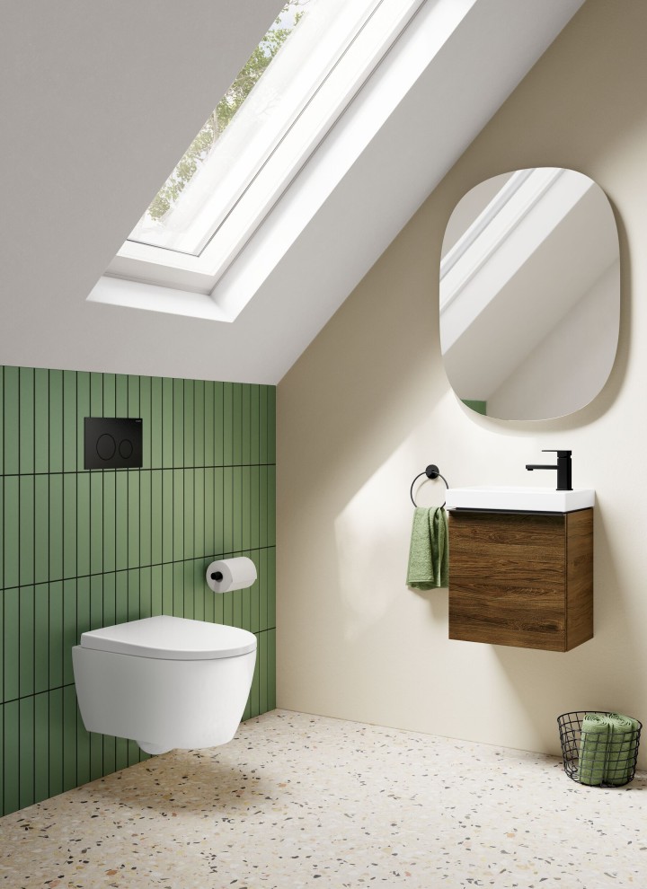 Pequeño baño de invitados Geberit iCon con muebles de madera.
