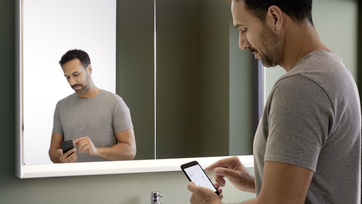 Mueble de baño, armario con espejo y lavabo Geberit ONE (© Geberit)