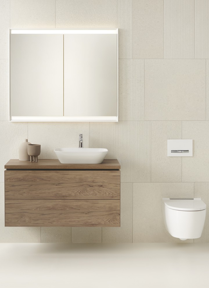 Lavabo sobre encimera Geberit ONE y mueble de lavabo en nogal, más inodoro (© Geberit)