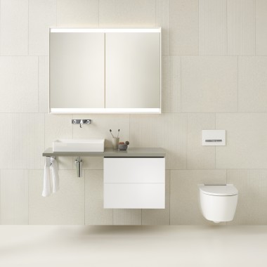 Baño en blanco con lavabo, mueble e inodoro de la serie Geberit ONE (© Geberit)