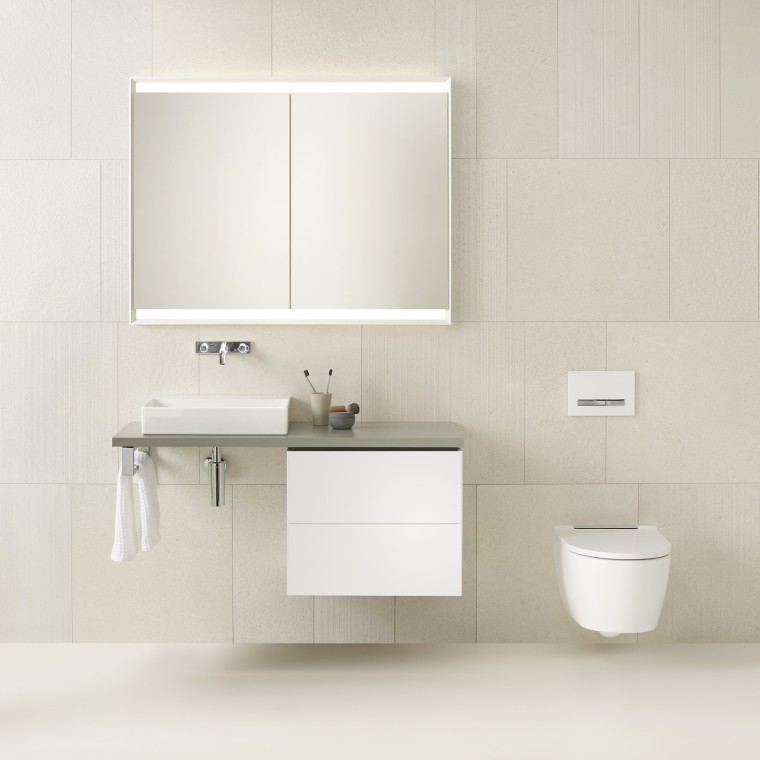 Baño en blanco con lavabo, mueble e inodoro de la serie Geberit ONE (© Geberit)