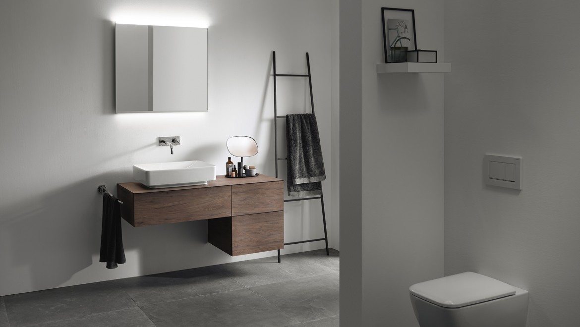 Baño con lavabo y muebles Geberit VariForm (© Geberit)