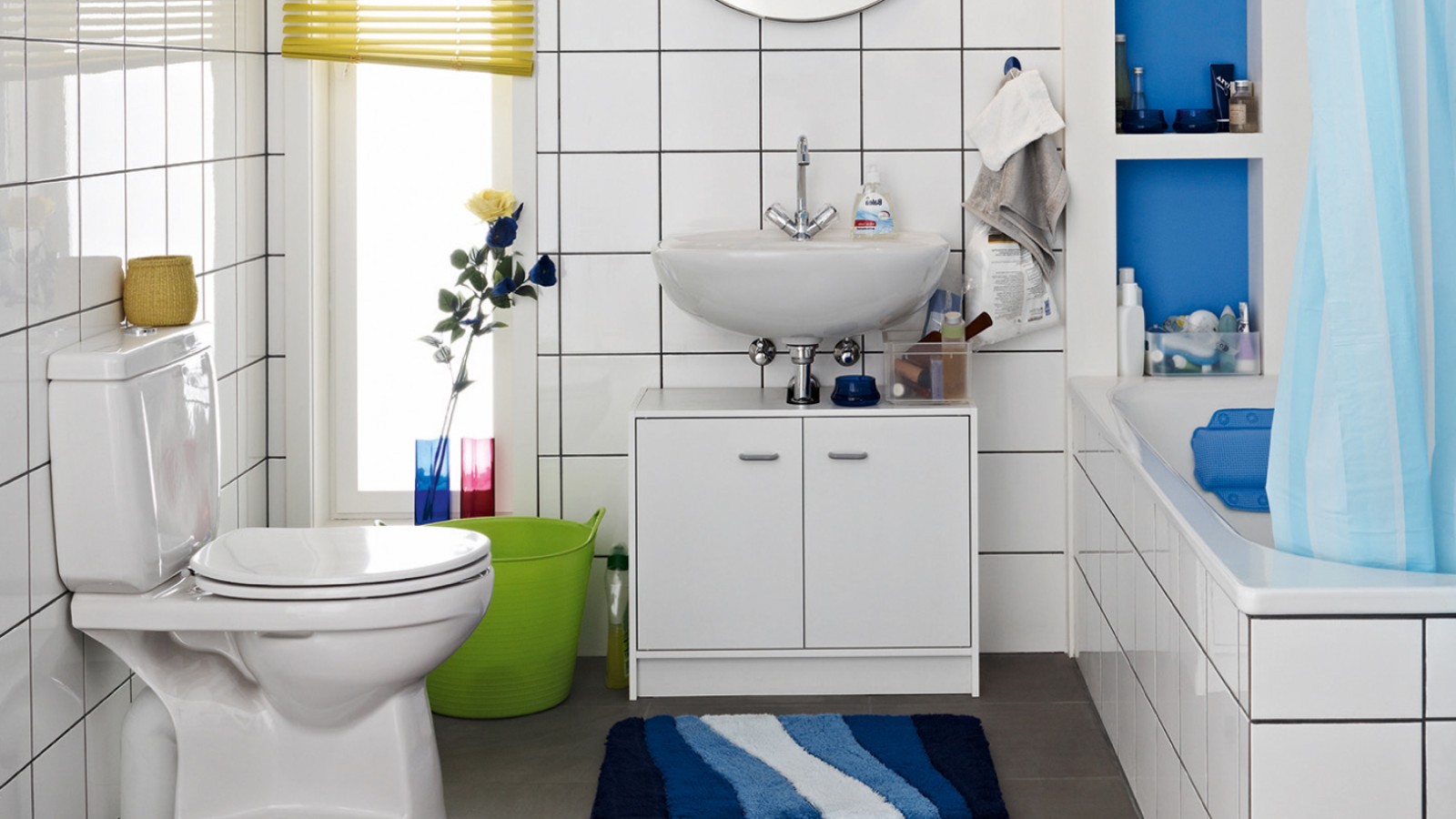 Baño abarrotado antes de la reforma, con inodoro al suelo y cisterna vista Baño abarrotado antes de la reforma, con inodoro al suelo y cisterna vista