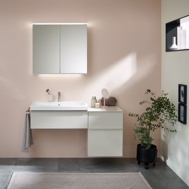 Lavabo de dos senos de la serie de baño Geberit Renova Plan con armario con espejo Option Plus