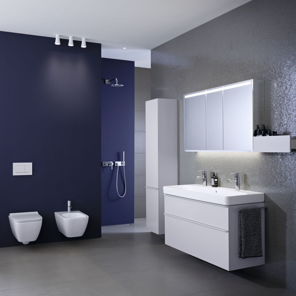 Cuarto de baño con inodoro, bidé, lavabo y mueble Geberit Smyle