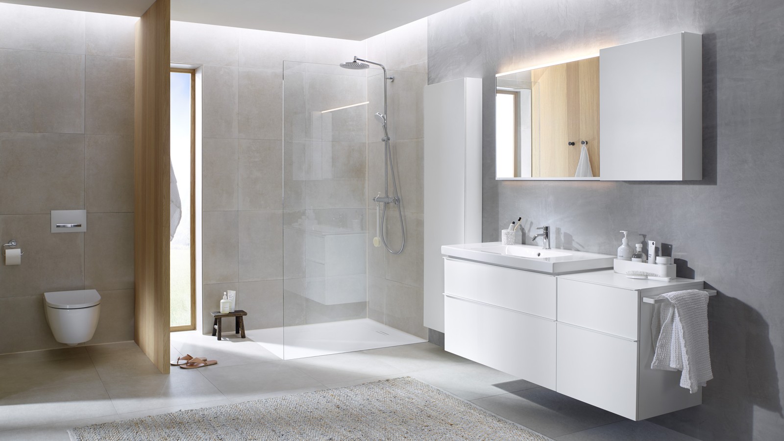 Baño familiar con grandes azulejos, muebles del baño y cerámica de baño de Geberit iCon