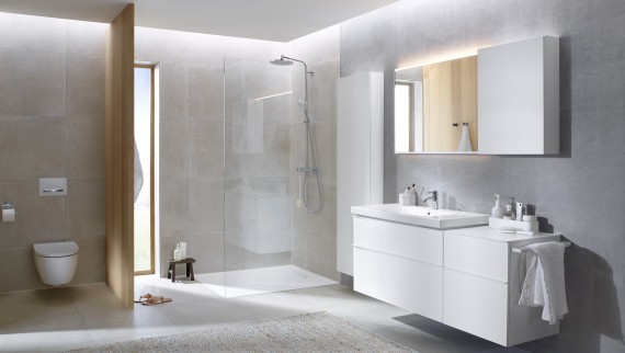 Baño familiar con grandes azulejos, muebles del baño y cerámica de baño de Geberit iCon Baño familiar con grandes azulejos, muebles del baño y cerámica de baño de Geberit iCon