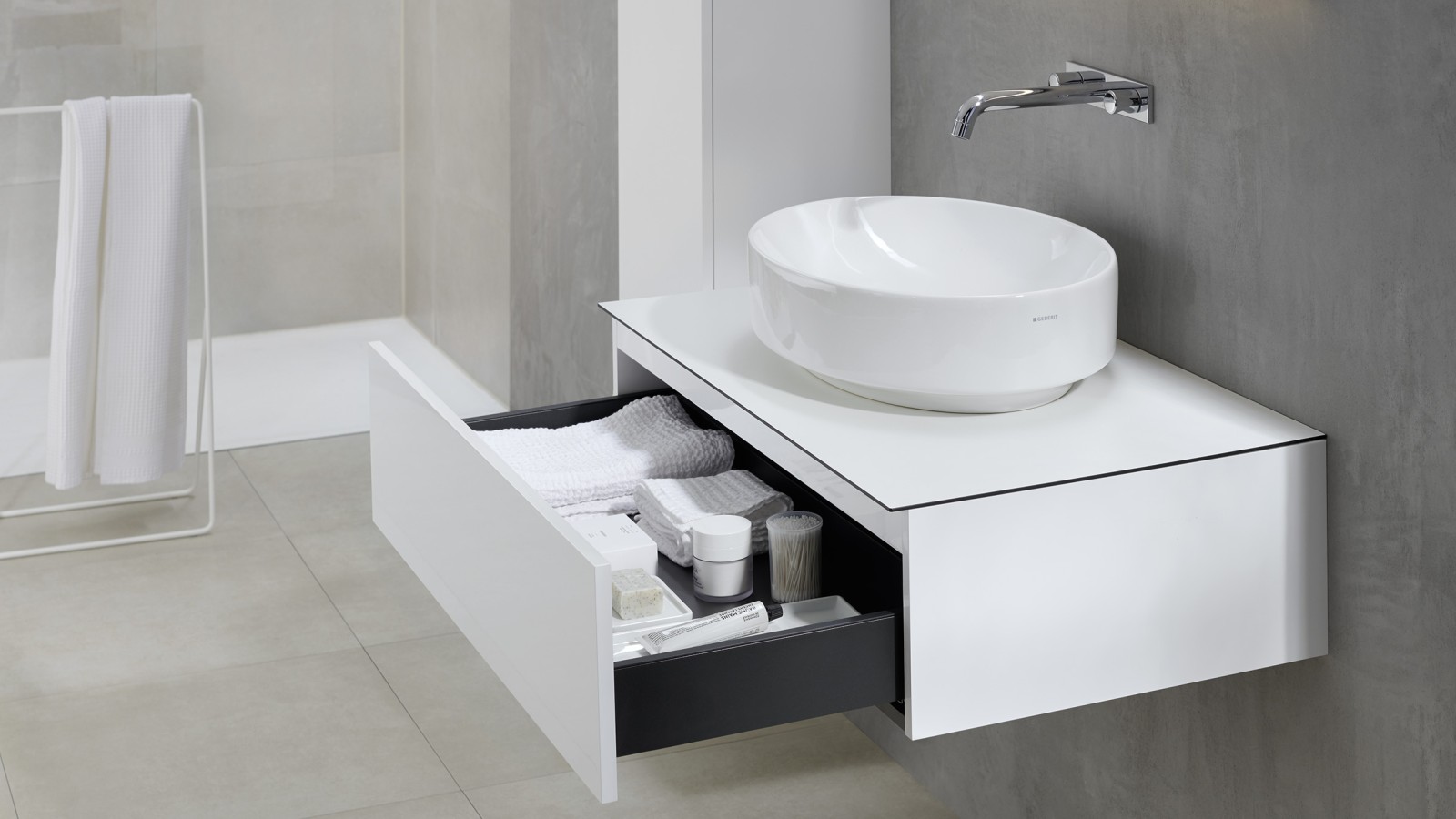 Lavabo sobre encimera redondo Geberit VariForm con mueble de lavabo (© Geberit) Lavabo sobre encimera redondo Geberit VariForm con mueble de lavabo (© Geberit)