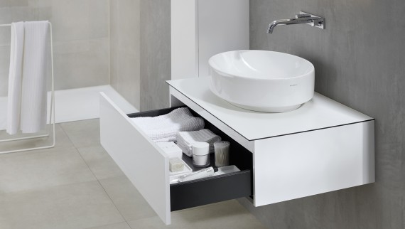 Lavabo sobre encimera redondo Geberit VariForm con mueble de lavabo (© Geberit) Lavabo sobre encimera redondo Geberit VariForm con mueble de lavabo (© Geberit)