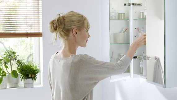 El armario con espejo Geberit Option Plus ofrece mucho espacio de almacenamiento (© Geberit)