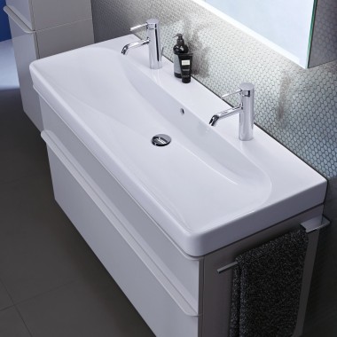 Lavabo para dos grifos Geberit Smyle en blanco con mueble con tirador