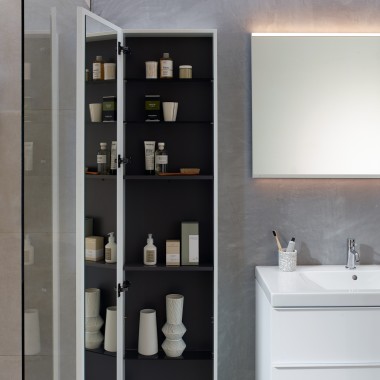 Armario alto Geberit iCon con espejo interior y mucho espacio de almacenamiento (© Geberit) Armario alto Geberit iCon con espejo interior y mucho espacio de almacenamiento (© Geberit)