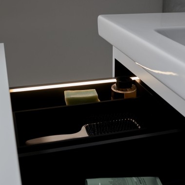 Mueble bajo Geberit iCon con barra de luz integrada Mueble bajo Geberit iCon con barra de luz integrada