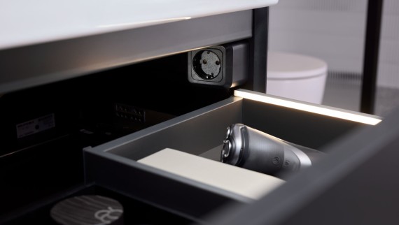 Cajón Geberit ONE con barras de luz y un elemento de toma de corriente de conexión Cajón Geberit ONE con barras de luz y un elemento de toma de corriente de conexión