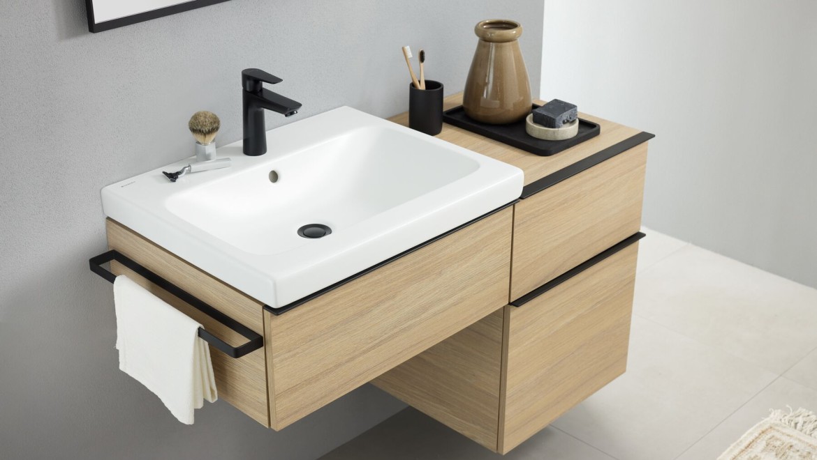 Zona de lavabo con lavabo sobre encimera Geberit iCon en blanco mate y accesorios de baño en negro mate Zona de lavabo con lavabo sobre encimera Geberit iCon en blanco mate y accesorios de baño en negro mate