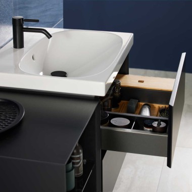 Combine el lavabo Geberit Acanto con el mueble de lavabo Geberit ONE sin hueco para sifón antiolores