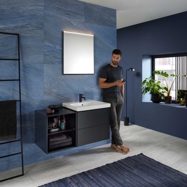 Combine el lavabo Geberit Acanto con el mueble bajo para lavabo Geberit ONE y el módulo lateral abierto Combine el lavabo Geberit Acanto con el mueble bajo para lavabo Geberit ONE y el módulo lateral abierto