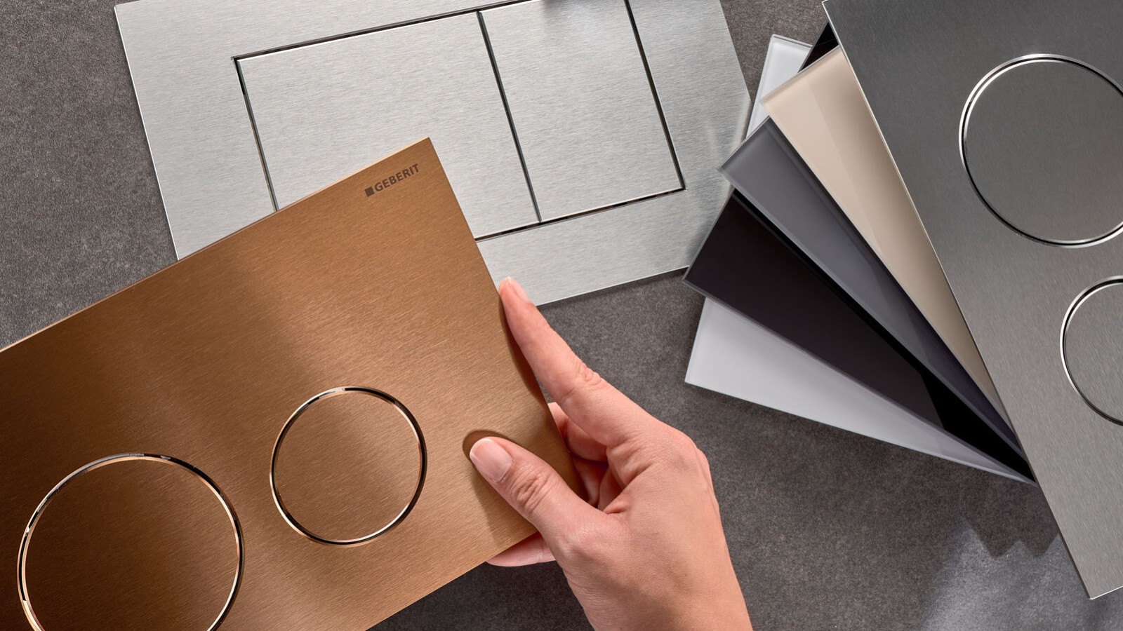Pulsadores de descarga Geberit Sigma40 en varios acabados y formas de botones.