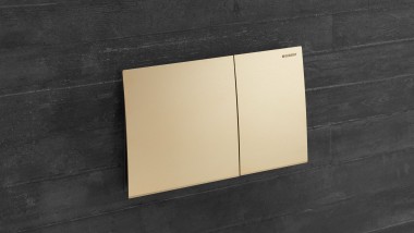 Geberit Sigma70 en acero inoxidable acabado latón (© Geberit)