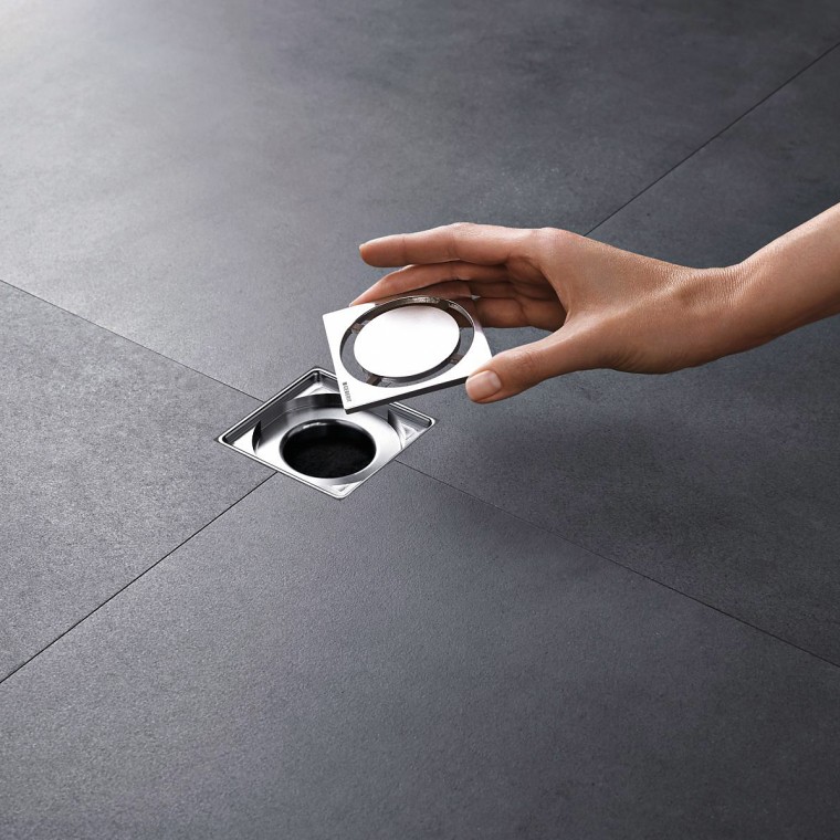 El filtro anticabello Geberit está oculto bajo el embellecedor del sifón de suelo