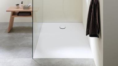 Una ducha a ras de suelo en un baño pequeño