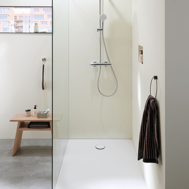 Una ducha a ras de suelo en un baño pequeño Una ducha a ras de suelo en un baño pequeño