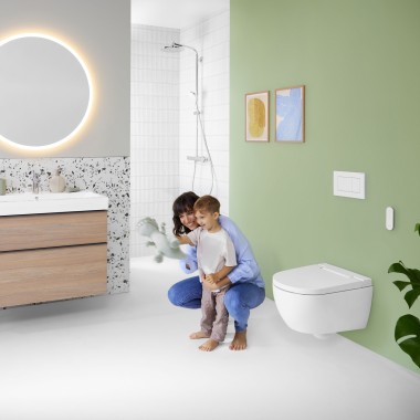 Mujer y niño en un colorido baño con espejo Geberit Option Mujer y niño en un colorido baño con espejo Geberit Option