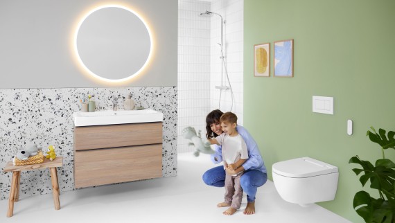 Geberit AquaClean Alba con una mujer y un niño en el baño