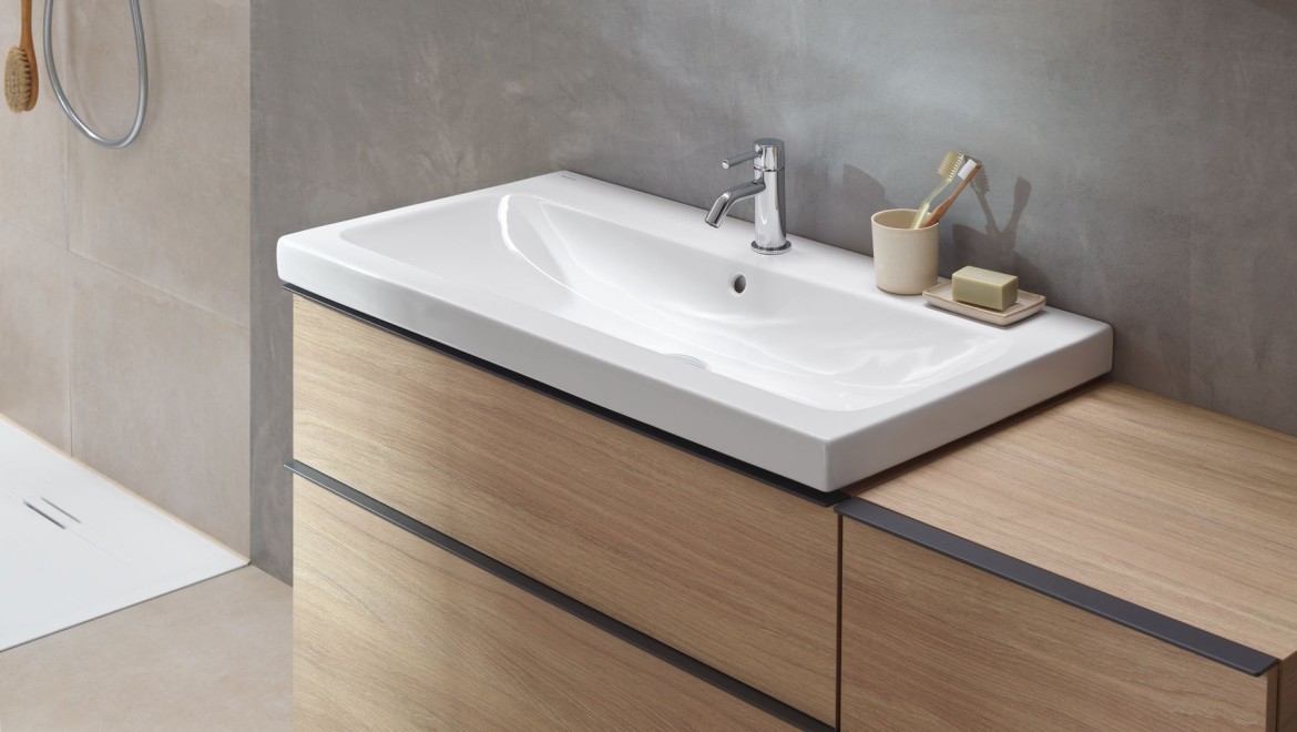 Zona de lavabo de la serie de baño Geberit iCon (© Geberit)